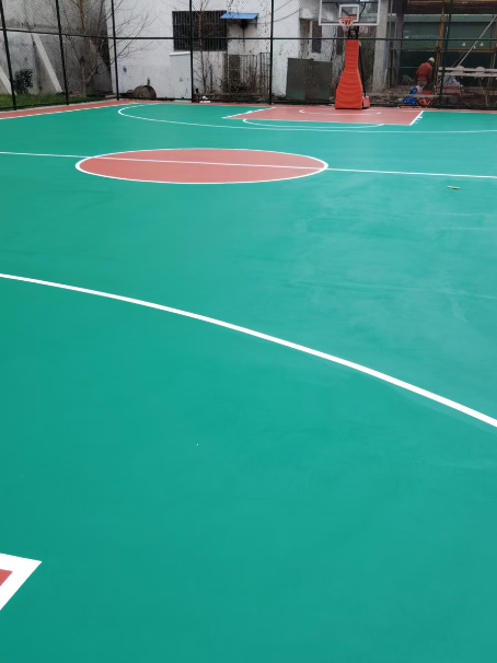 雨山 球场长期使用易出现地面开裂